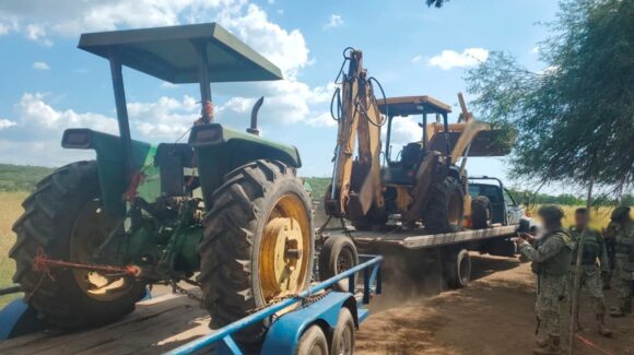Metanfetamina por 21 mdp, armas, explosivos y hasta una retroexcavadora y un tractor decomisan en poblados de Culiacán, Sinaloa