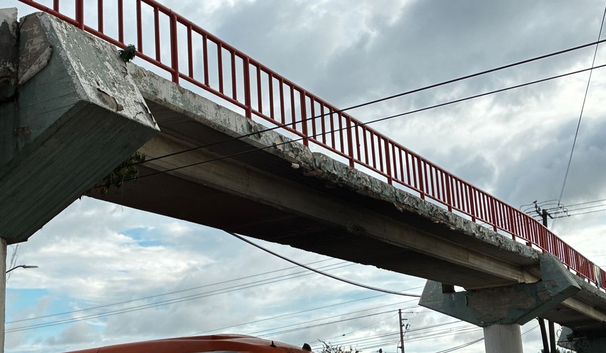 Denuncian cables obstruyendo el paso en puente peatonal en Mazatlán