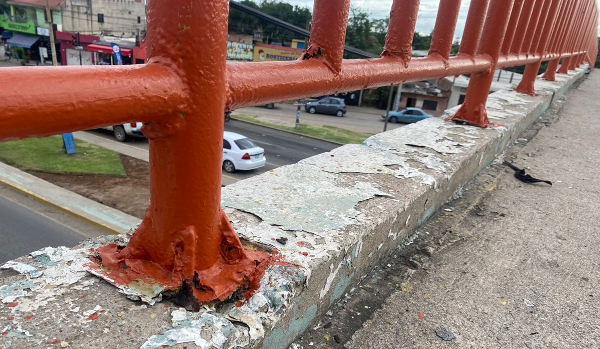 Denuncian cables obstruyendo el paso en puente peatonal en Mazatlán