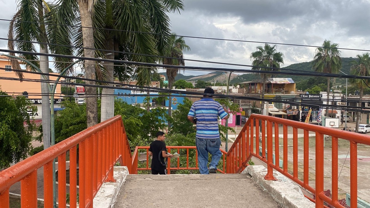 Denuncian cables obstruyendo el paso en puente peatonal en Mazatlán