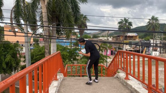 Vecinos se juegan su seguridad con un “limbo” de cables en puente peatonal de Mazatlán, Sinaloa