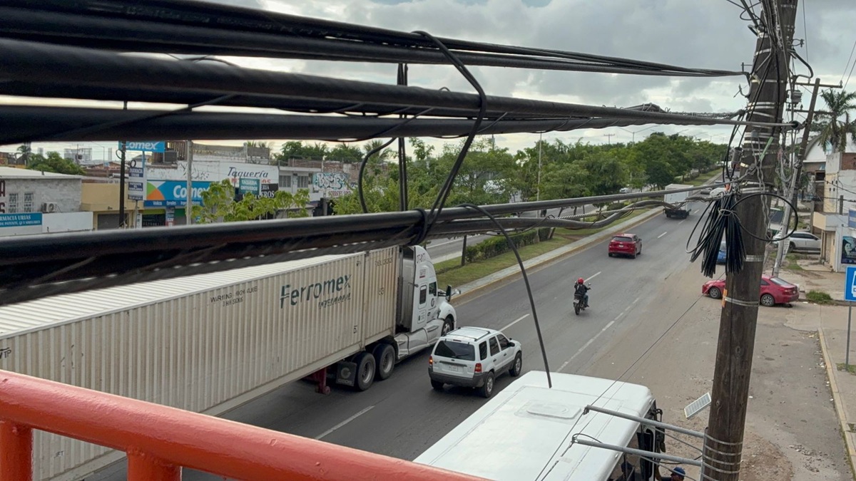 Denuncian cables obstruyendo el paso en puente peatonal en Mazatlán