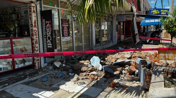 Cae marquesina de un negocio en el sector centro de Los Mochis