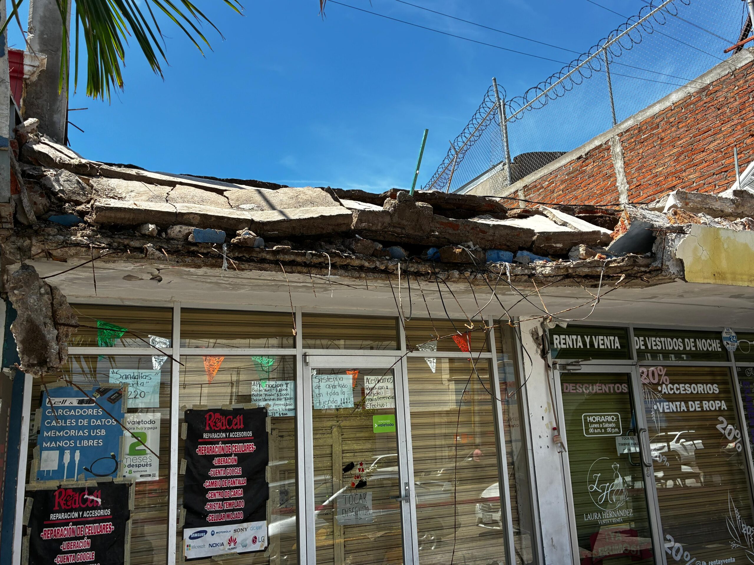 derrumbe de marquesina en negocio de centro de Los Mochis