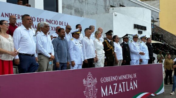 Celebra Mazatlán, Sinaloa, 215 años de independencia de México con desfile cívico-militar