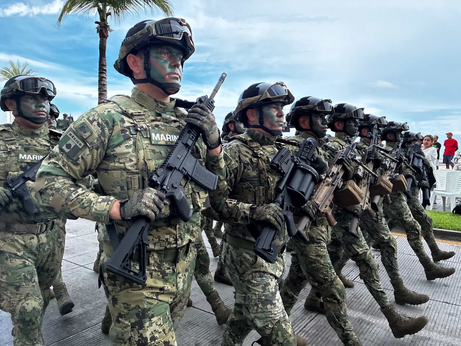 Militares en desfile de conmemoración del inicio de la independencia