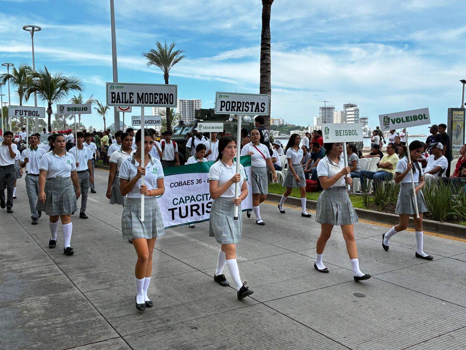 Estudiantes de Cobaes en desfile de conmemoración del inicio de la independencia