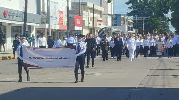 Ahomenses presencian desfile cívico militar del 215 aniversario del inicio de la Independencia de México