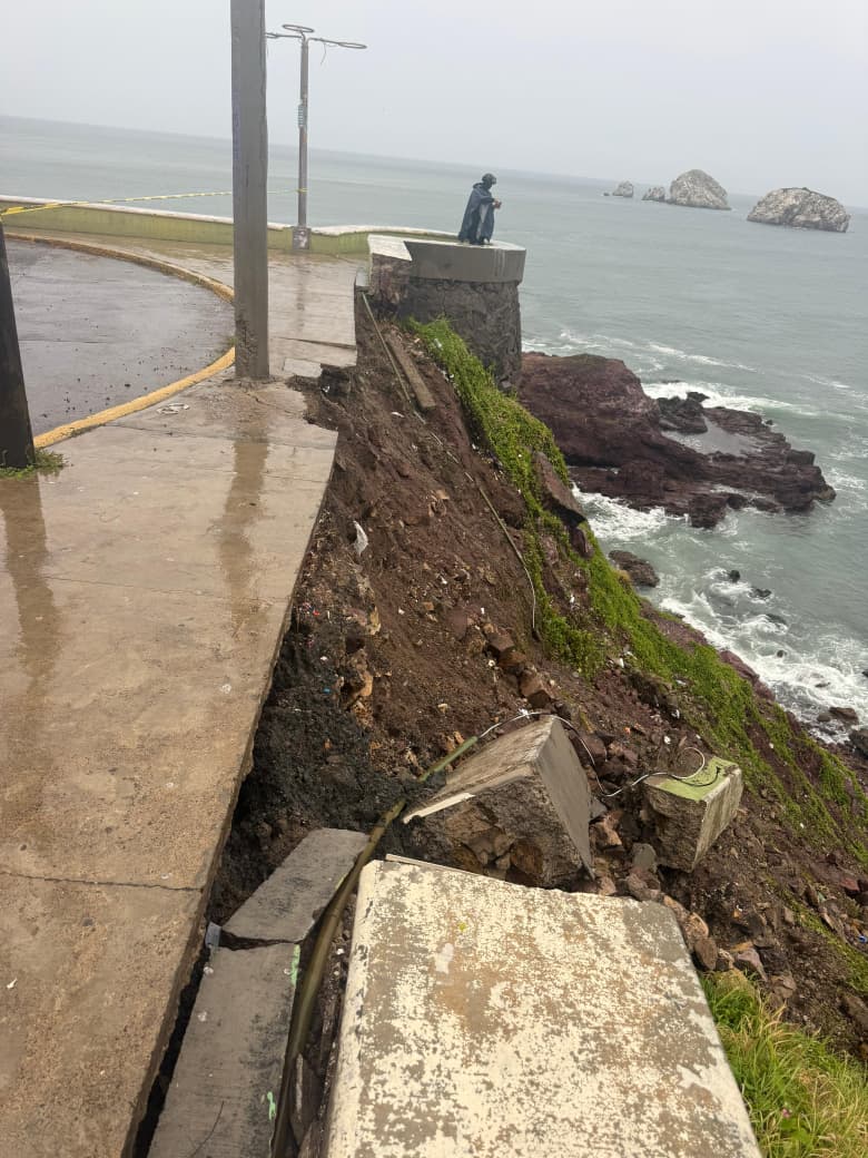 Deslave en Paseo del Centenario en Mazatlán