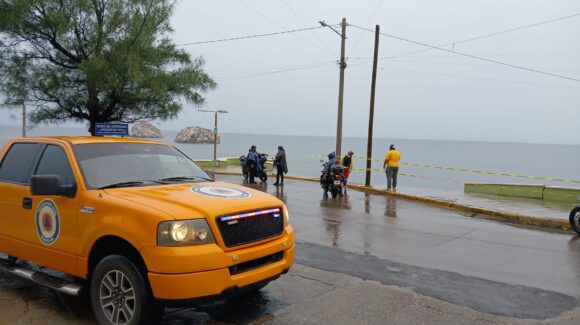 Inician trabajos de reparación en zona rocosa del Paseo del Centenario en Mazatlán tras deslave