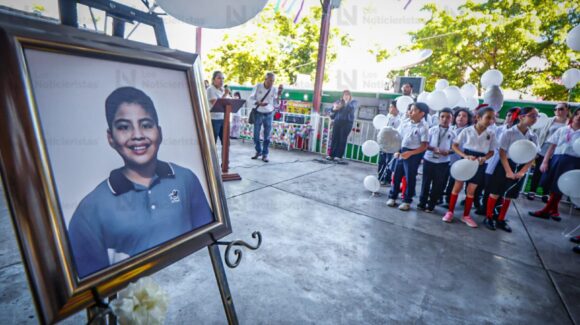 “Fuiste al cielo, pero tu esencia sigue en la escuela”; con globos blancos dan último adiós a Matías, niño ahogado en lluvias de Culiacán, Sinaloa