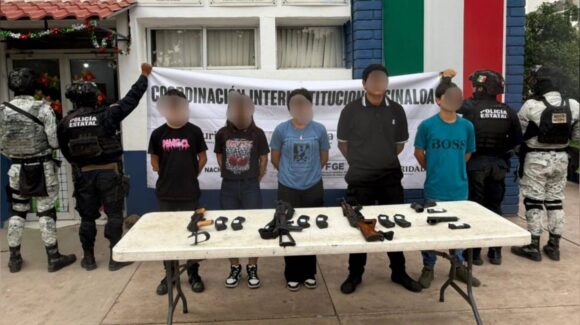 ¡Hay dos menores! Tres hombres y 2 mujeres detenidos con fusiles de asalto deja operativo al norte de Culiacán