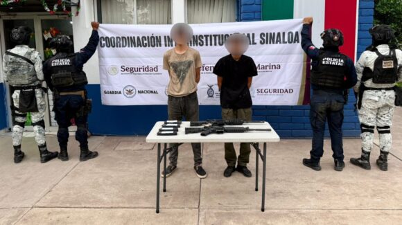 ¡Uno es menor de edad! Detienen a 2 sujetos con un AR-15 y municiones en Culiacán
