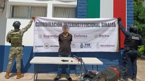 Detienen a un hombre con arma y serie de motocicleta alterada en la Culiacán-Navolato, en Sinaloa