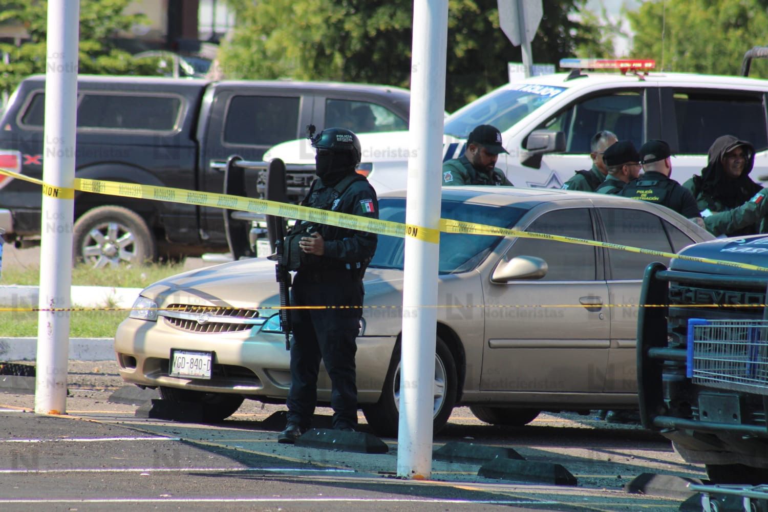 Agentes en sitio donde se registraron detonaciones en Mazatlán