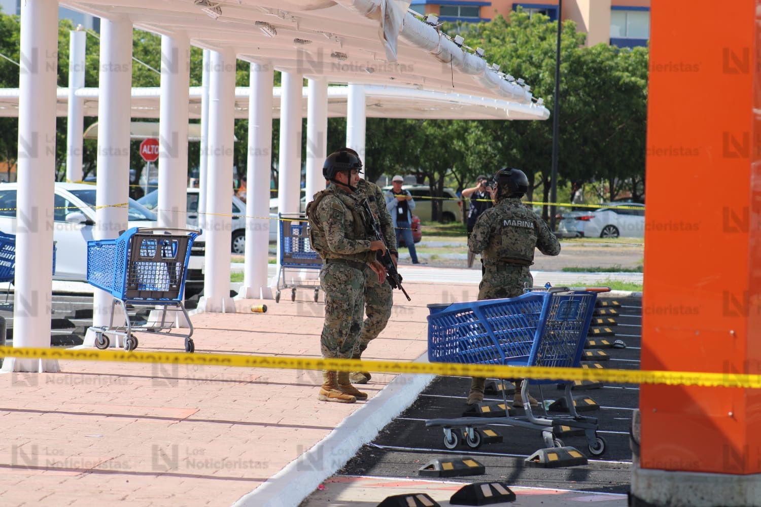 Agentes en sitio donde se registraron detonaciones en Mazatlán