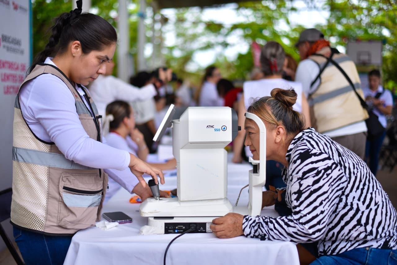 Entrega DIF Ahome medicamento donado por Fundación ISSSTE en El Carrizo