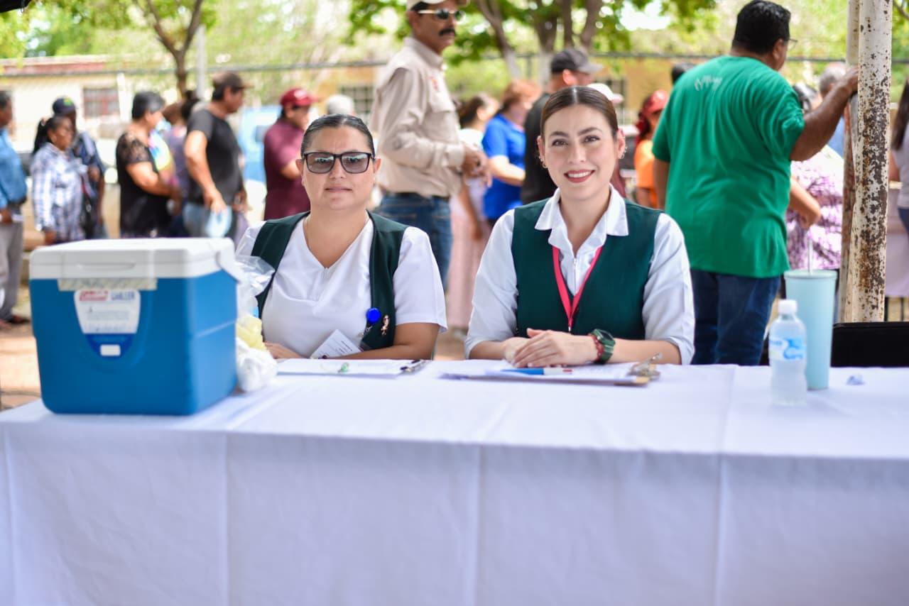 Entrega DIF Ahome medicamento donado por Fundación ISSSTE en El Carrizo
