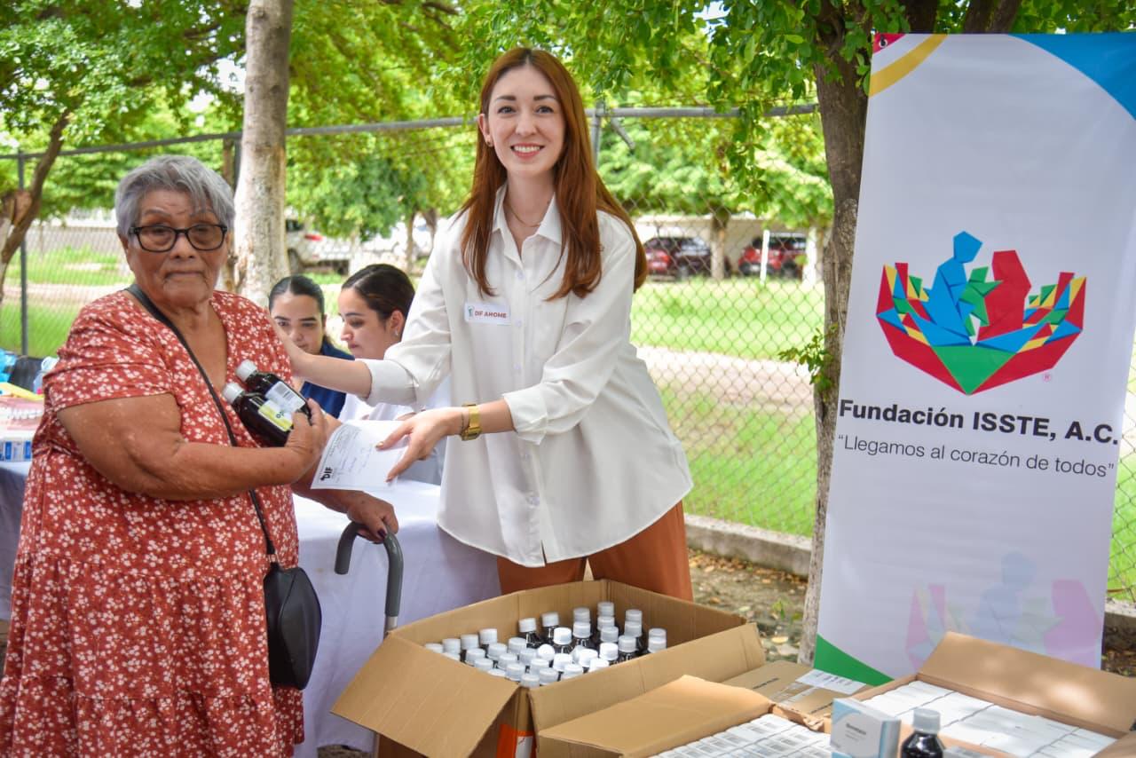 Entrega DIF Ahome medicamento donado por Fundación ISSSTE en El Carrizo
