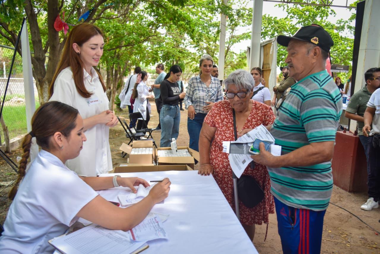Entrega DIF Ahome medicamento donado por Fundación ISSSTE en El Carrizo