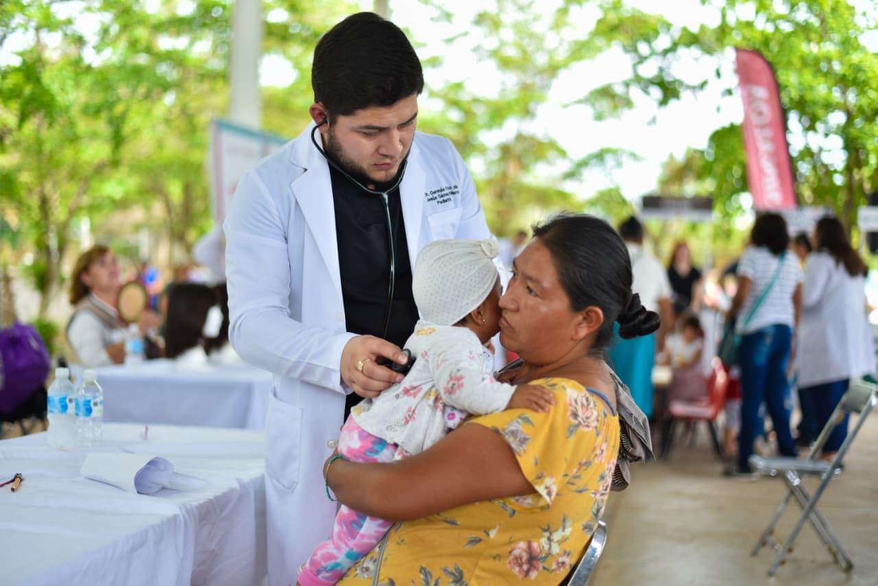 Entrega DIF Ahome medicamento donado por Fundación ISSSTE en El Carrizo