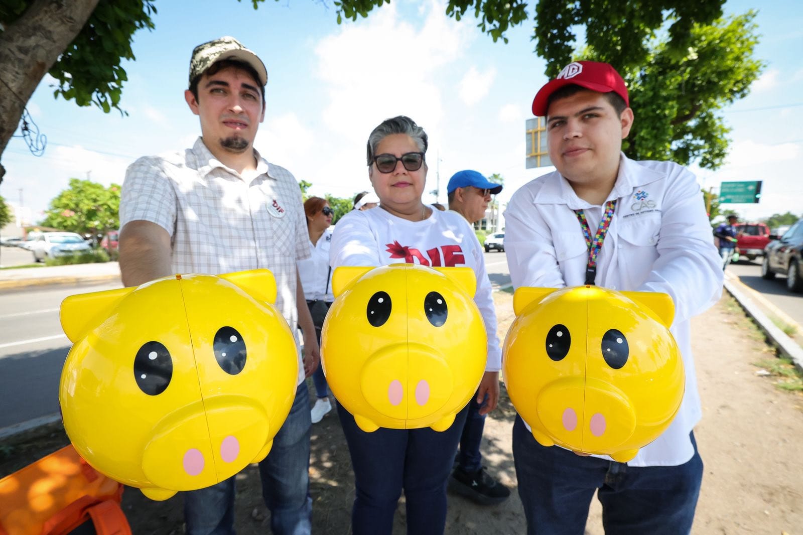 Personal de DIF Sinaloa participa en boteo a beneficio del Teletón 2025