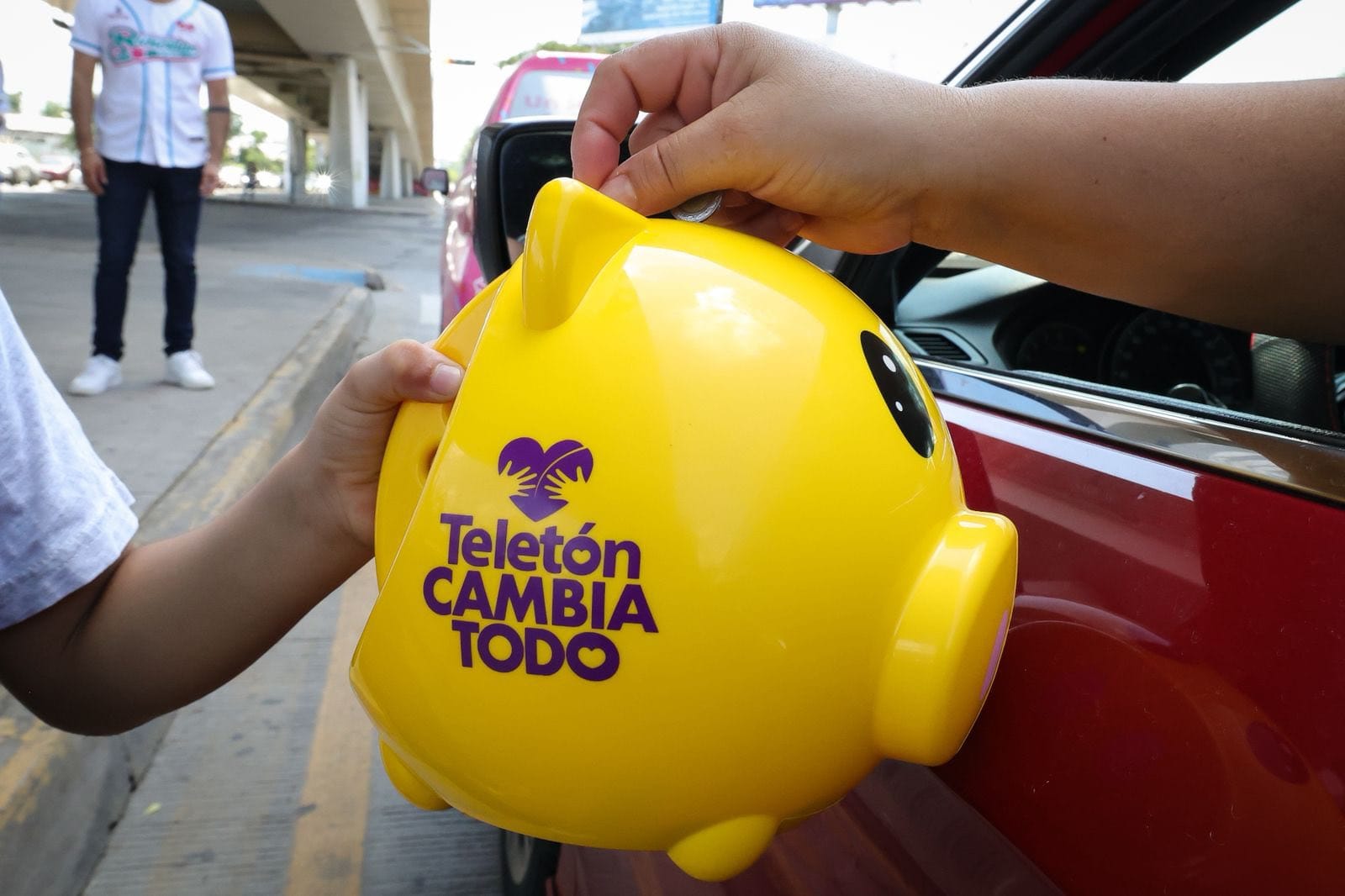 Personal de DIF Sinaloa participa en boteo a beneficio del Teletón 2025