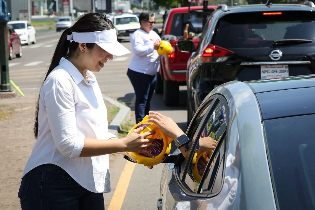 Personal de DIF Sinaloa participa en boteo a beneficio del Teletón 2025