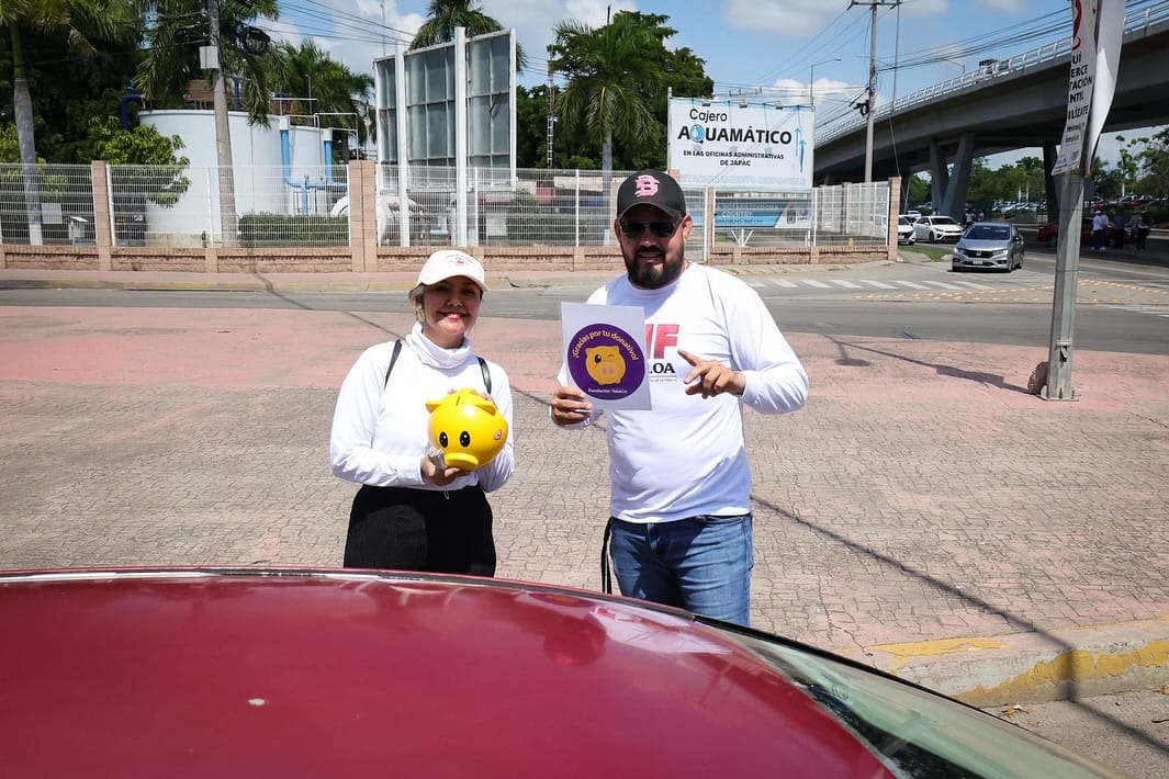 Personal de DIF Sinaloa participa en boteo a beneficio del Teletón 2025