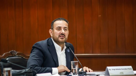 “Definitivamente le quedó a deber mucho a México”: diputado Jorge González sobre informe de Claudia Sheinbaum
