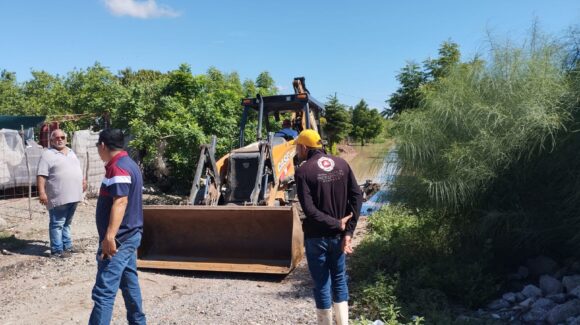 Autoridades en Guasave brindan apoyo a afectados por lluvias de Lorena en Ruiz Cortines