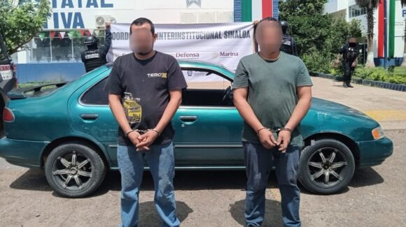 Detienen a dos al querer huir de la PEP en un carro robado por la carretera a Culiacancito, en Culiacán, Sinaloa