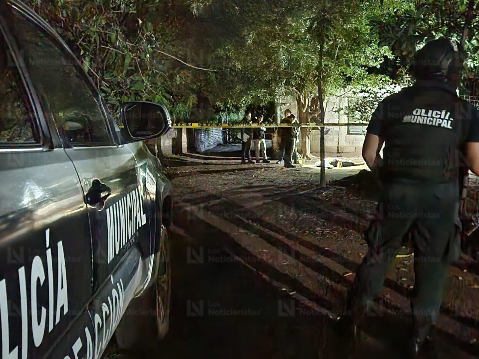 Policía Municipal en lugar donde ejecutaron a un hombre en Bebelamas, Navolato