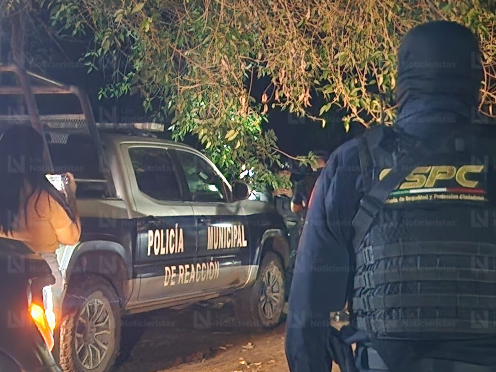 Policía Municipal en lugar donde ejecutaron a un hombre en Bebelamas, Navolato