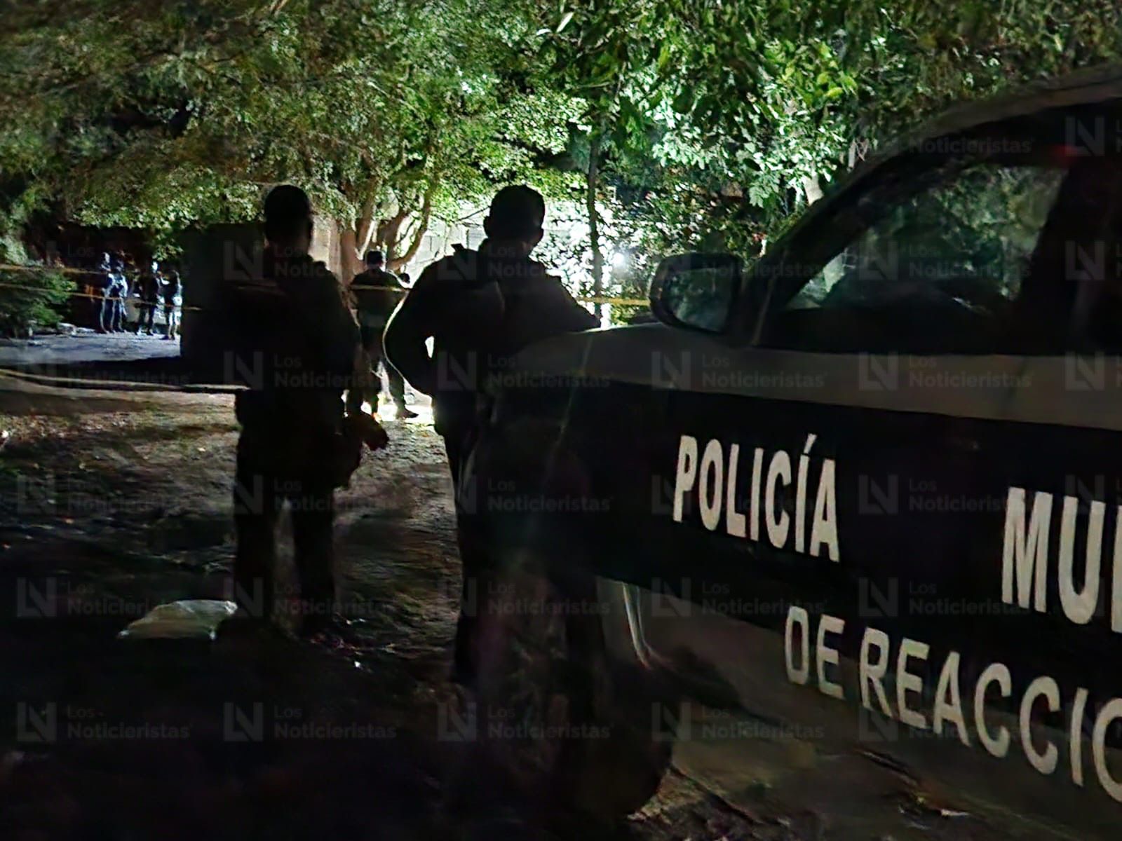 Policía Municipal en lugar donde ejecutaron a un hombre en Bebelamas, Navolato