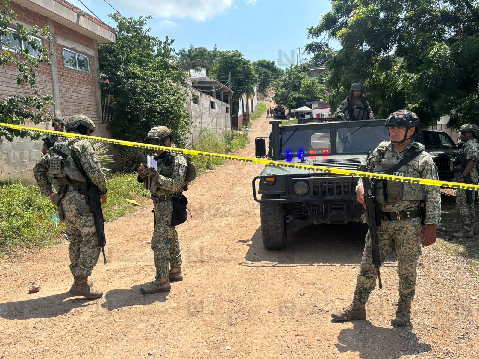 Militares en lugar donde ejecutaron a un hombre en la colonia San Francisco Alarcon de Culiacán