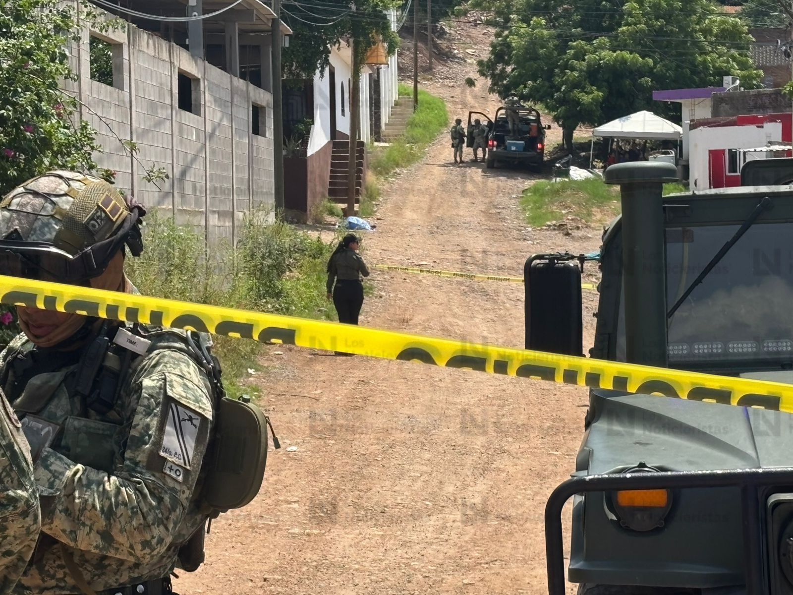 Militares en lugar donde ejecutaron a un hombre en la colonia San Francisco Alarcon de Culiacán