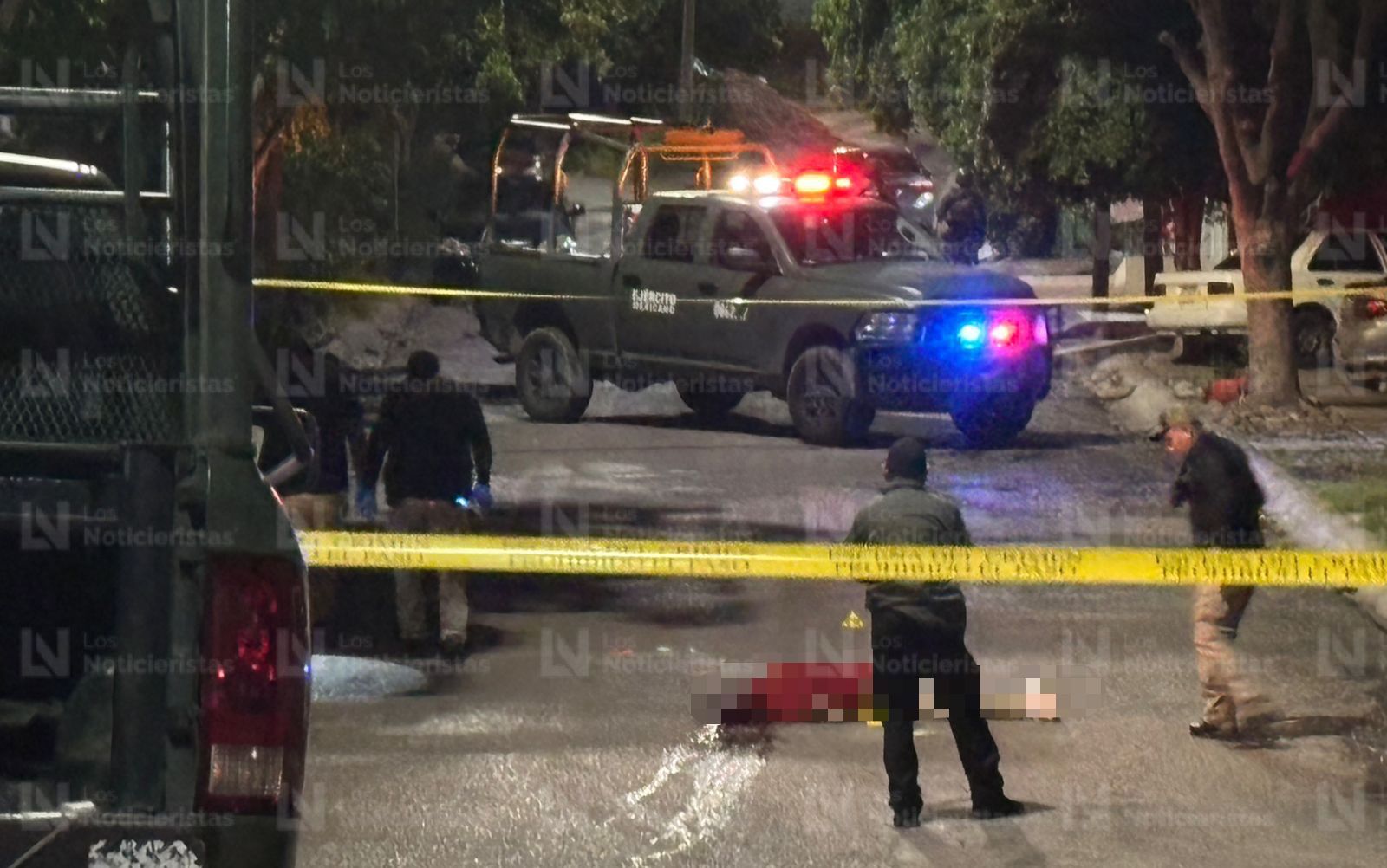 Péritos revisan la escena del crimen en San Isidro, Culiacán