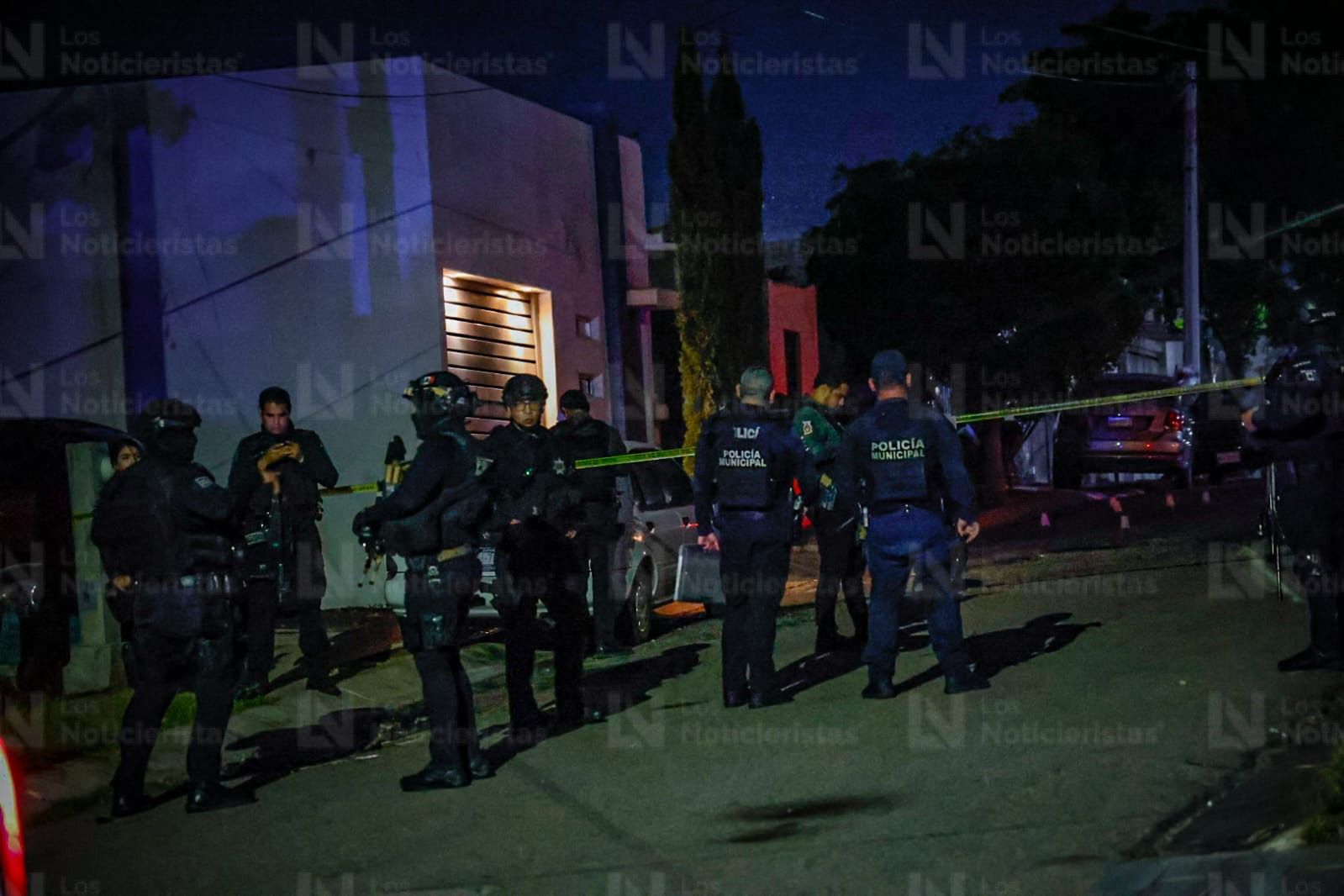 Policías municipales en la escena del crimen donde uno de sus compañeros fue asesinado en Villa Bonita, Culiacán
