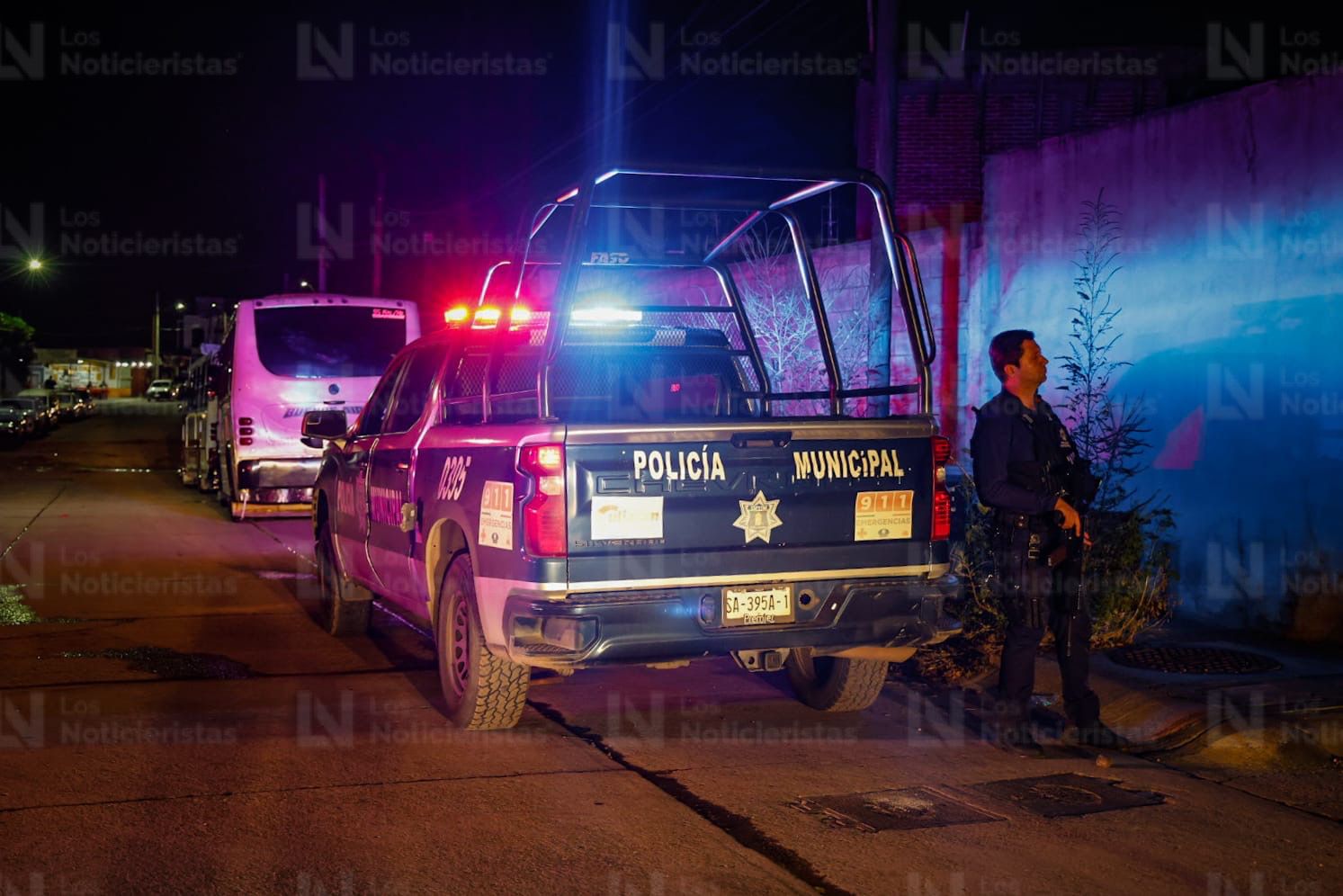 Patrulla de la Policía Municipal en el lugar donde un elemento de la corporación fue asesinado en Culiacán.