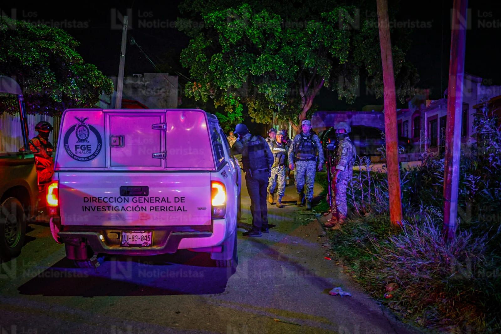 Llegan peritos de la Fiscalía estatal a investigar el homicidio de policía municipal en Villa Bonita, Culiacán