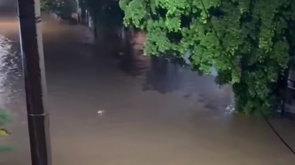 Se desborda canal Jacarandas; se mantiene pronóstico de lluvias para  Mazatlán, Sinaloa, este jueves