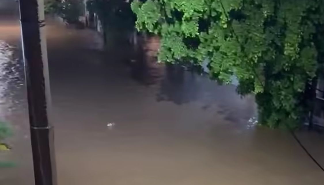 el agua del canal jacarandas invandio algunas calles
