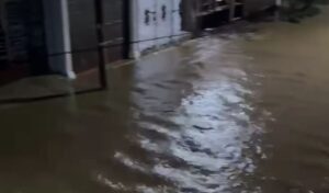 el agua del canal jacarandas invandio algunas calles