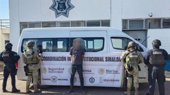 Detienen a un hombre que conducía una Urvan con reporte de robo en Villa Juárez