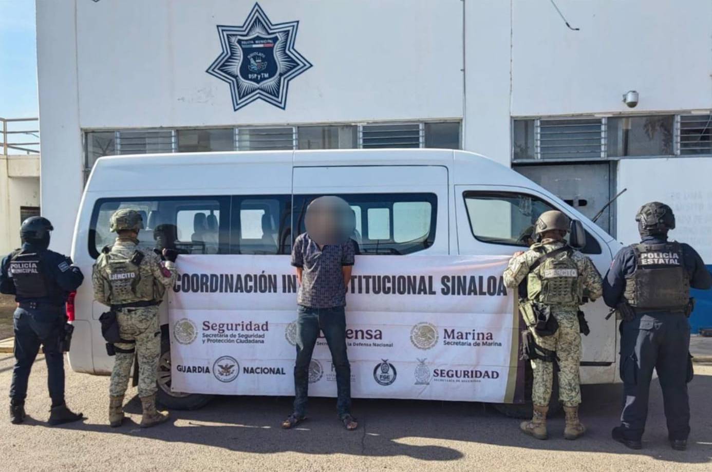 el detenido y la camioneta fueron asegurados