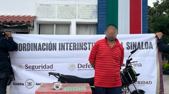 Con dosis de drogas y en motocicleta con reporte de robo, detienen a un hombre en Culiacán