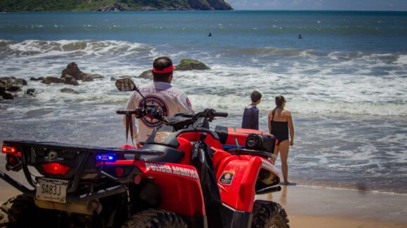 Salvan a joven jalisciense atrapada por corriente de resaca en playas de Mazatlán