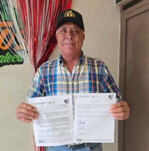 El alcalde de El Fuerte enseña los permisos para que médicos voladores utilicen aeródromo