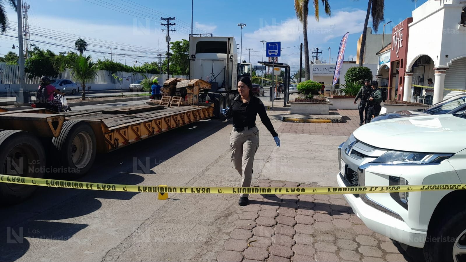 el trailer quedo abandonado con las puertas abiertas